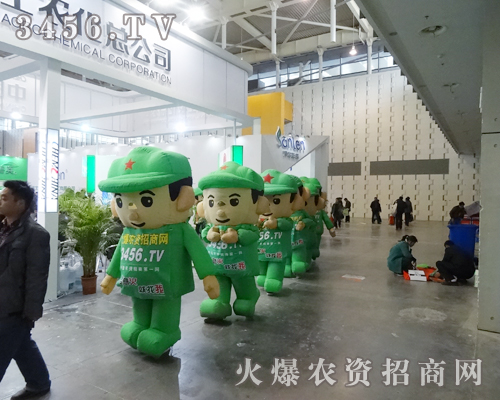 農(nóng)資網(wǎng)戰(zhàn)士們?cè)谥脖?huì)現(xiàn)場(chǎng)為大家展示農(nóng)資招商行業(yè)龍頭品牌的魅力